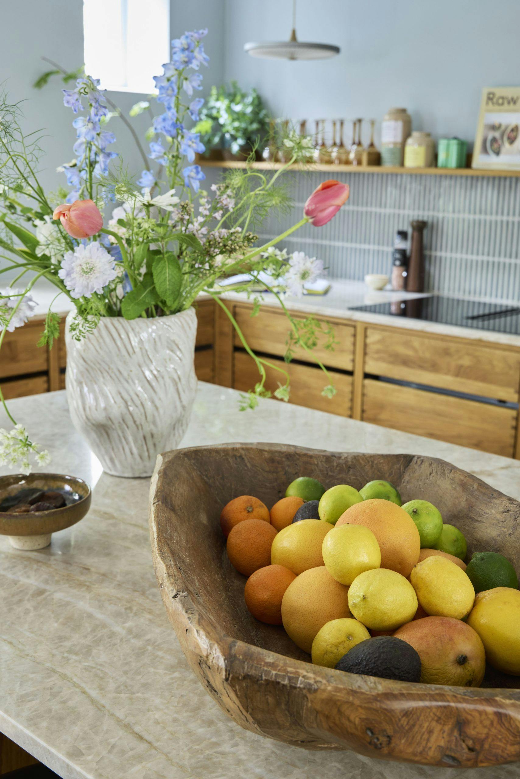 Blomster og frukt på kjøkken Blomster og frukt på kjøkken